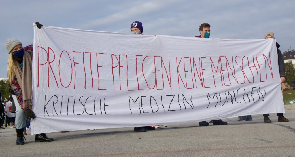Banner mit Aufschrift "Profite Pflegen keine Menschen" der Kritischen Medizin München