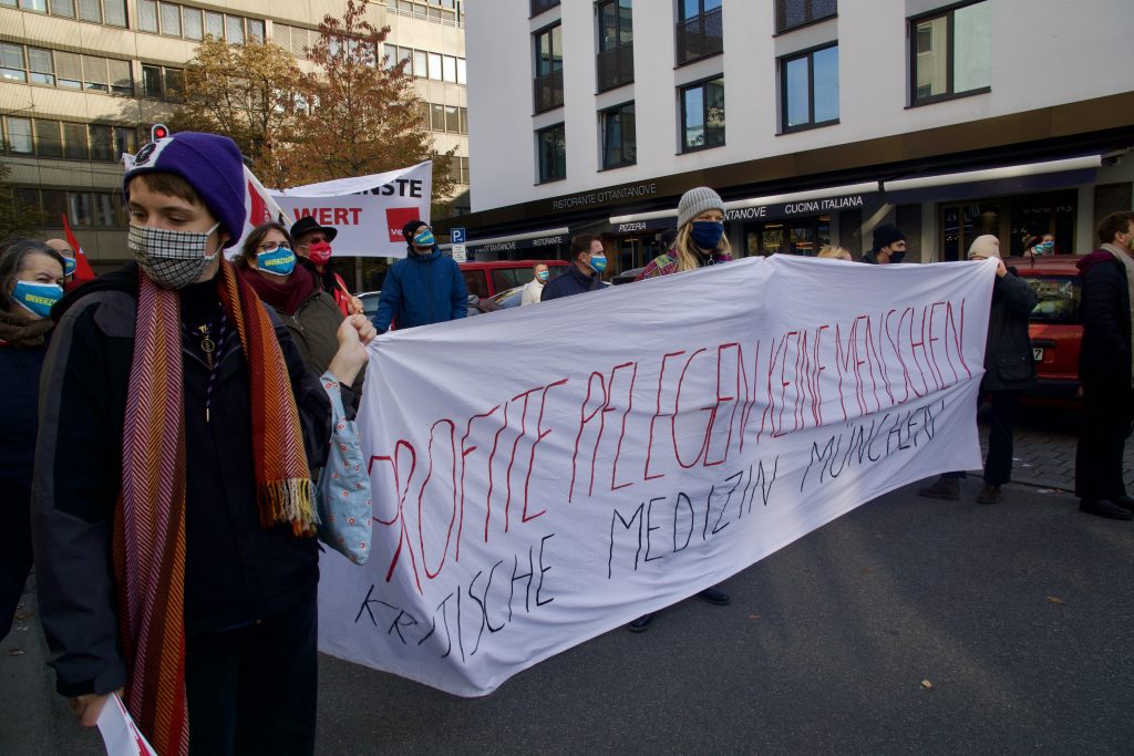 Banner mit Aufschrift "Profite Pflegen keine Menschen" der Kritischen Medizin München