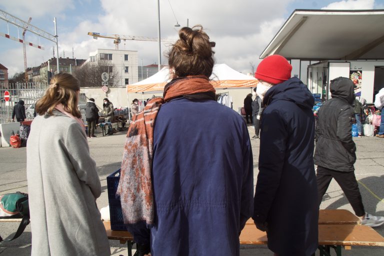 Mehrere Personen, die an der Straße stehen