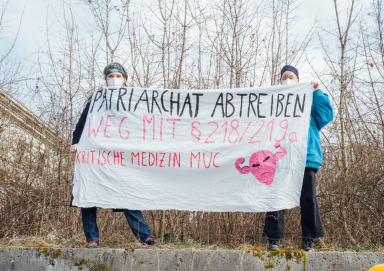 Banner der Kritischen Medizin für Abschaffung des §218/219 auf der Demonstration